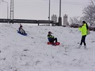 <p>Těžký, mokrý sníh, ale na sklouznutí pro radost dětí to stačí.</p> <p>Těžký, mokrý sníh, ale na sklouznutí pro radost dětí to stačí.</p>
