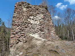 Z hradu Aueršperk zbyla vedle základů jen tato mohutná věž.