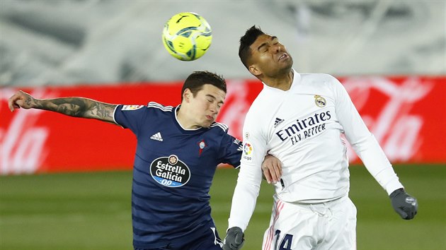 Santi Mina (vlevo) ze Celty Vigo a Casemiro z Realu Madrid skou za balonem v hlavikovm souboji.