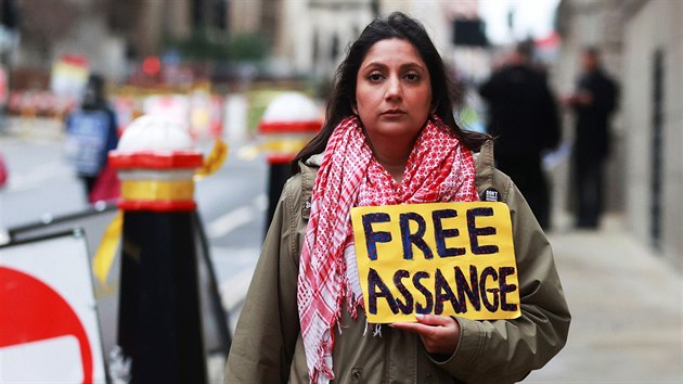 Podporovatelka zakladatele WikiLeaks Juliana Assangea dr transparent za jeho proputn. (4. ledna 2021)