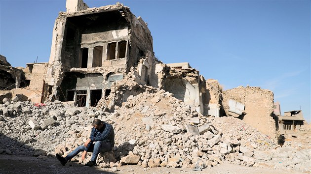 Zem znien vlkami. Na fotografii sed vlen invalida Hisman Abdulkhaliq na sutinch svho nkdejho domu ve mst Mosul. (28. prosince 2020)