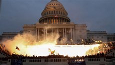 Trumpovi píznivci se dobývají do budovy Kapitolu (6. ledna 2021) 