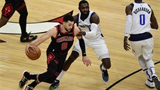 Zach LaVine z Chicaga se tlačí přes Tima Hardawaye Jr. z Dalasu. Zach LaVine z Chicaga se tlačí přes Tima Hardawaye Jr. z Dalasu.