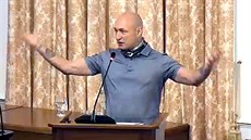 Zpěvák Daniel Landa při svém vystoupení ve Sněmovně Zpěvák Daniel Landa při svém vystoupení ve Sněmovně