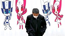 Japonec v rouce prochází kolem billboardu s Miraitowou a Someitym, maskoty...