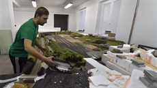 Vedoucí spolku Železniční modeláři Lhota Jakub Javorek pracuje na stavbě... Vedoucí spolku Železniční modeláři Lhota Jakub Javorek pracuje na stavbě...
