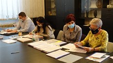 Komise pomáhá propuštěným horníkům v dalším profesním uplatnění. Komise pomáhá propuštěným horníkům v dalším profesním uplatnění.