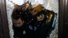 Protestující vtrhli do budovy amerického Kapitolu, kde Kongres potvrzoval...