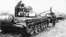 Kolona sovětských tanků T-72 v Československu Kolona sovětských tanků T-72 v Československu