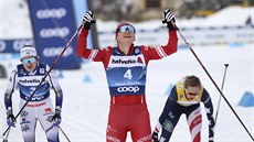 Julia Stupaková slaví vítězství v páté etapě Tour de Ski v Toblachu. Druhá... Julia Stupaková slaví vítězství v páté etapě Tour de Ski v Toblachu. Druhá...