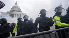 Americká policie se před budovou Kapitolu ve Washingtonu střetla s... Americká policie se před budovou Kapitolu ve Washingtonu střetla s...