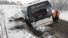 Autobus sjel na Jesenicku do příkopu, cestující kvůli zablokovaným dveřím zprvu... Autobus sjel na Jesenicku do příkopu, cestující kvůli zablokovaným dveřím zprvu...