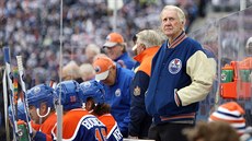 John Muckler v roce 2016 na lavičce Edmonton Oilers při exhibičním utkání proti... John Muckler v roce 2016 na lavičce Edmonton Oilers při exhibičním utkání proti...