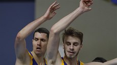 Luděk Jurečka (vlevo) a Juraj Páleník z Opavy brání v zápase s Děčínem. Luděk Jurečka (vlevo) a Juraj Páleník z Opavy brání v zápase s Děčínem.