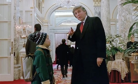 Macaulay Culkin a Donald Trump ve filmu Sám doma 2: Ztracen v New Yorku (1992)
