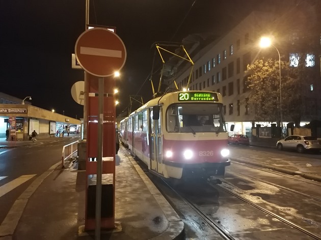 <p>Vokovická T3 #8326+#8333 měla technickou závadu na voze #8333 při dovírání dveří, což je u tohoto typu tramvají bohužel poslední dobou časté. Provoz tramvají na úseku Anděl - Na Knížecí byl přerušen asi na 5 minut. Řidič na lince 20 musel 2x provést re