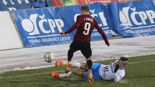 Ladislav Krejčí (vlevo) ze Sparty v souboji s Jiřím Fleišmanem z Baníku Ostrava. Ladislav Krejčí (vlevo) ze Sparty v souboji s Jiřím Fleišmanem z Baníku Ostrava.