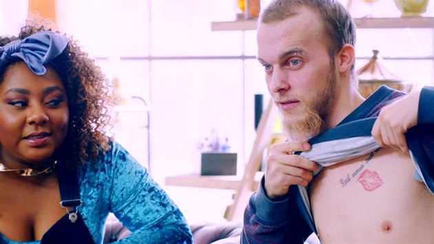 Gavinovo tetování nebylo vtipné ani minutu, přesto s ním žil roky. Až nová... Gavinovo tetování nebylo vtipné ani minutu, přesto s ním žil roky. Až nová...
