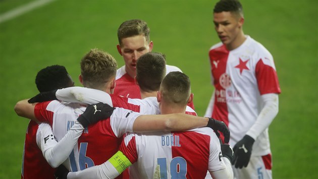 Fotbalisté Slavie se radují z gólu, který vstřelil Jan Kuchta (druhý zleva). Fotbalisté Slavie se radují z gólu, který vstřelil Jan Kuchta (druhý zleva).