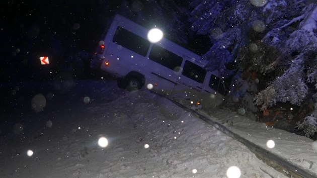 Dodávka zůstala viset na svodidlech. Dodávka zůstala viset na svodidlech.