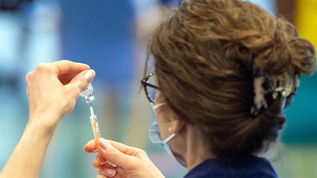 Britská zdravotnice se připravuje na očkování. (11. ledna 2020) | na serveru Lidovky.cz | aktuální zprávy Britská zdravotnice se připravuje na očkování. (11. ledna 2020) | na serveru Lidovky.cz | aktuální zprávy