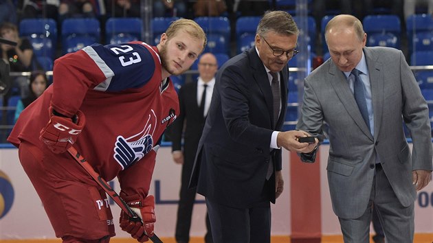 Prezident IIHF René Fasel a ruský prezident Vladimir Putin společně vhazují puk... Prezident IIHF René Fasel a ruský prezident Vladimir Putin společně vhazují puk...