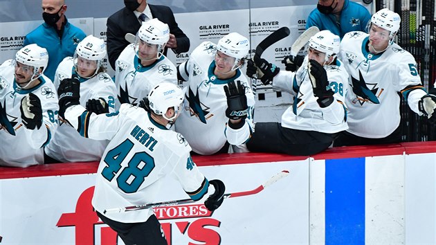 Tomáš Hertl (48) slaví se spoluhráči ze San Jose svou trefu. Tomáš Hertl (48) slaví se spoluhráči ze San Jose svou trefu.