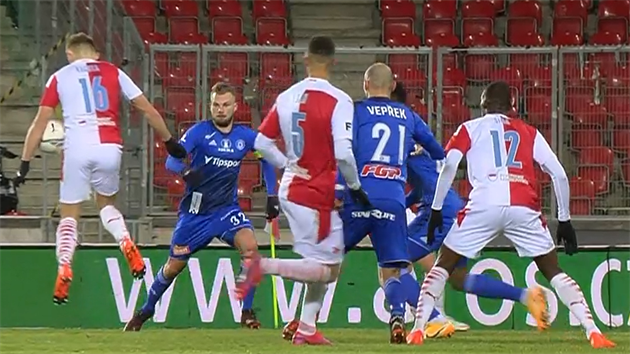 Penaltová situace v utkání Slavia - Olomouc. Míč se při zpracování Janu... Penaltová situace v utkání Slavia - Olomouc. Míč se při zpracování Janu...