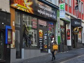 Především v centru Liberce procházejí lidé kolem pestrobarevných výkladů i... Především v centru Liberce procházejí lidé kolem pestrobarevných výkladů i...