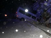 Dodávka zůstala viset na svodidlech. Dodávka zůstala viset na svodidlech.