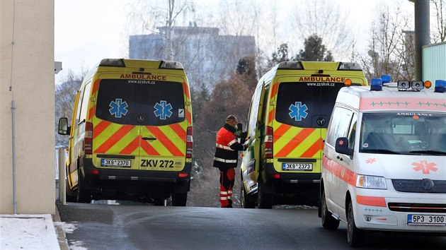 Sanitky u příjmu chebské nemocnice.