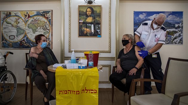 Zdravotnci okuj zamstnance domova senior v izraelskm mst Ramat Gan. (13. ledna 2021)