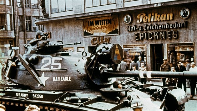 Hranice byla peliv steen z obou stran, z t zpadn ji na fotografii hld americk tank, rok 1961.
