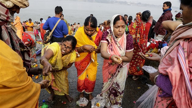 Tisce Ind se shromdily na bezch posvtn eky Gangy k rituln koupeli, j zaal hinduistick svtek Kumbh ml. (14. ledna 2021)