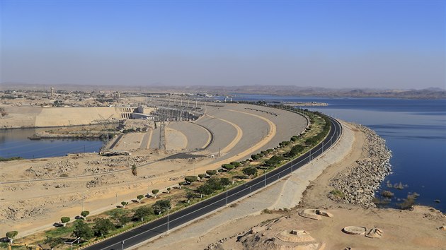 Pohled na egyptskou Asunskou pehradu, asi 920 km jin od Khiry. (3. ledna 2021)