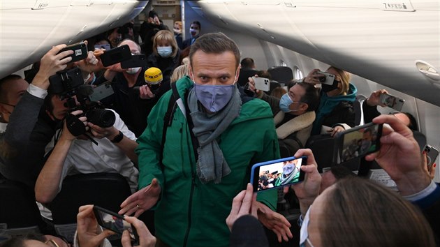 Rusk opozin politik a prakticky disident Alexej Navalnyj se vracel z Berlna do Moskvy. Jeho ptomnost na palub letadla nenechala skoro nikoho chladnm. (17. ledna 2021)