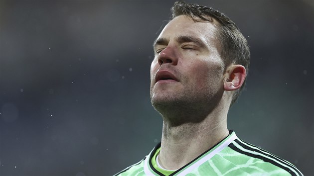 Zdrcen brank Manuel Neuer po pekvapivm vyazen Bayernu Mnichov z domcho pohru po souboji s druholigovm Kielem.