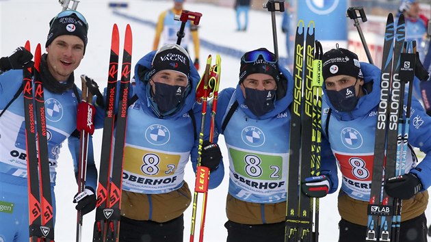 Vítězná francouzská štafeta (zleva) Emilien Jacquelin, Fabien Claude, Quentin...