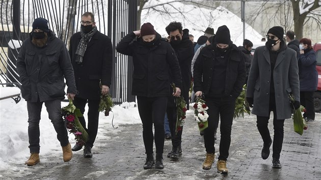 lenov hudebn skupiny Mirai pichzej 15. ledna 2021 na posledn rozlouen se zpvkem a skladatelem Davidem Stypkou ve smuten sni na hbitov ve Frdku-Mstku. Uprosted s tmavmi brlemi je frontman skupiny Mirai Navrtil.