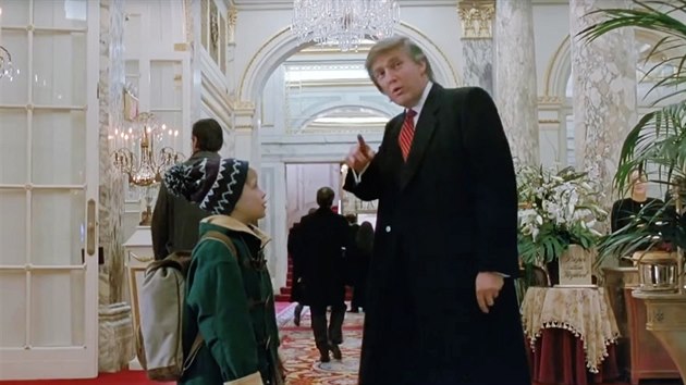 Macaulay Culkin a Donald Trump ve filmu Sm doma 2: Ztracen v New Yorku (1992)