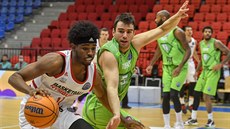 Jerrick Harding (vlevo) z Nymburka a Berk Ugurlu z Bursy. Jerrick Harding (vlevo) z Nymburka a Berk Ugurlu z Bursy.
