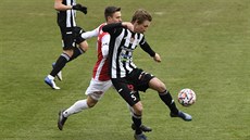 Pavel Novák (vpravo) z Českých Budějovic se snaží zpracovat balon, zezadu ho... Pavel Novák (vpravo) z Českých Budějovic se snaží zpracovat balon, zezadu ho...