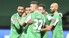 Fotbalisté Werderu Brémy se radují z gólu, který vstřelil Felix Agu (druhý... Fotbalisté Werderu Brémy se radují z gólu, který vstřelil Felix Agu (druhý...
