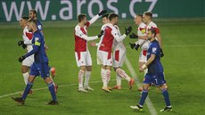 Fotbalisté Slavie se radují z proměněné penalty v utkání proti Olomouci. Fotbalisté Slavie se radují z proměněné penalty v utkání proti Olomouci.