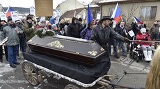 Lidé protestují proti vládním protikoronavirovým opatřením v bydlišti ministra... Lidé protestují proti vládním protikoronavirovým opatřením v bydlišti ministra...