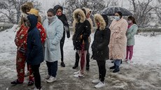 Obyvatelé slumu La Cañada Real Galiana nedaleko Madridu stojí ve frontě na... Obyvatelé slumu La Cañada Real Galiana nedaleko Madridu stojí ve frontě na...