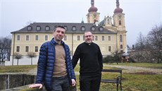 Farář Pavel Andrš (vpravo) a ředitel kláštera Jan Heinzl před klášterní budovou Farář Pavel Andrš (vpravo) a ředitel kláštera Jan Heinzl před klášterní budovou