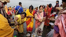 Tisíce Ind se shromádily na bezích posvátné eky Gangy k rituální koupeli,...