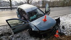Řidič strhl auto mimo silnici, aby nesrazil zvěř, a narazil to silniční... Řidič strhl auto mimo silnici, aby nesrazil zvěř, a narazil to silniční...