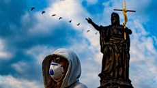 Z výstavy Fragmenty metropole fotografa Romana Vondrouše - Karlův most (2020) Z výstavy Fragmenty metropole fotografa Romana Vondrouše - Karlův most (2020)